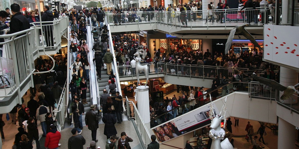 1280px-Boxing_Day_at_the_Toronto_Eaton_Centre