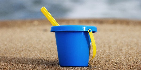 640px-Sand_bucket